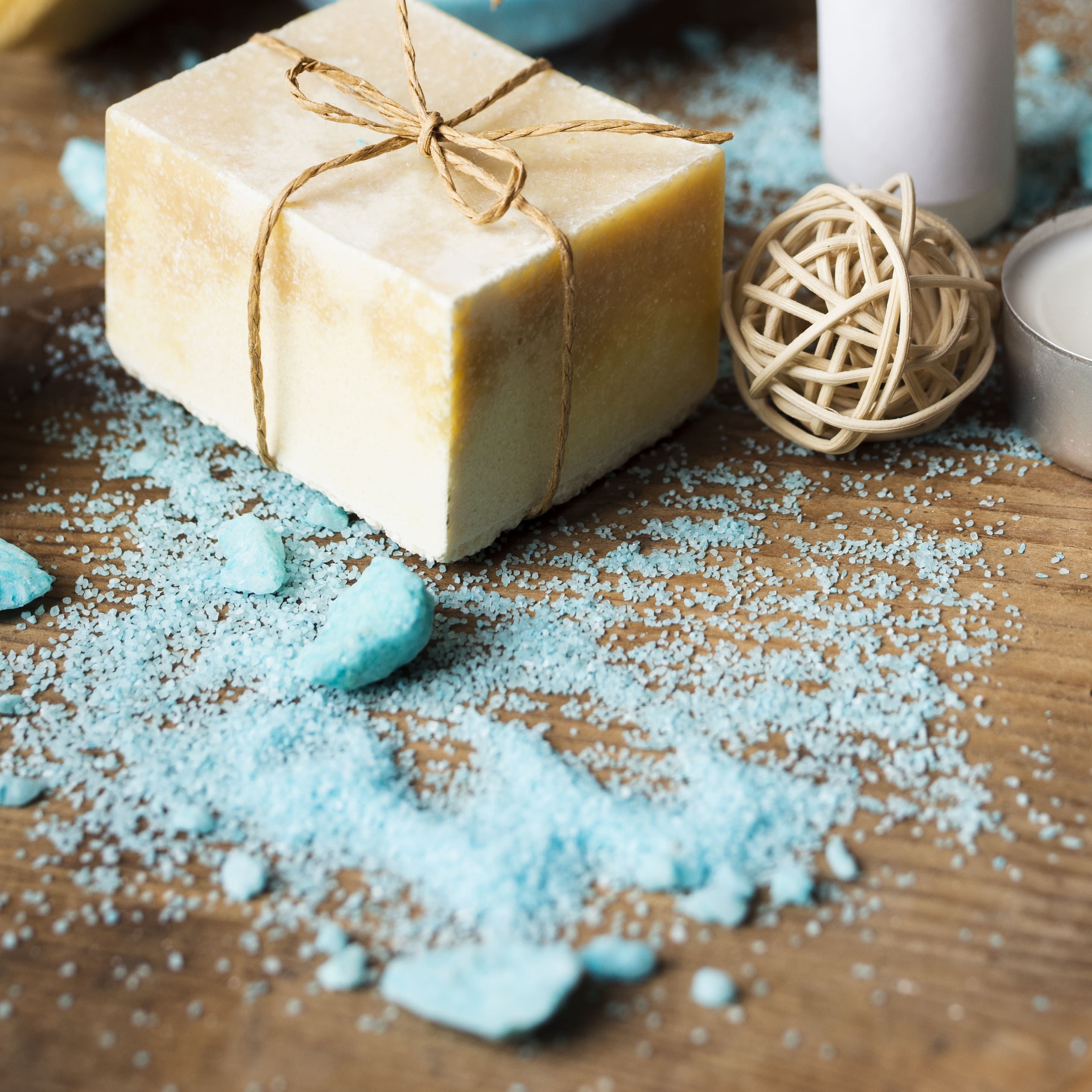 image d'un savon mis en scène avec quelques décorations