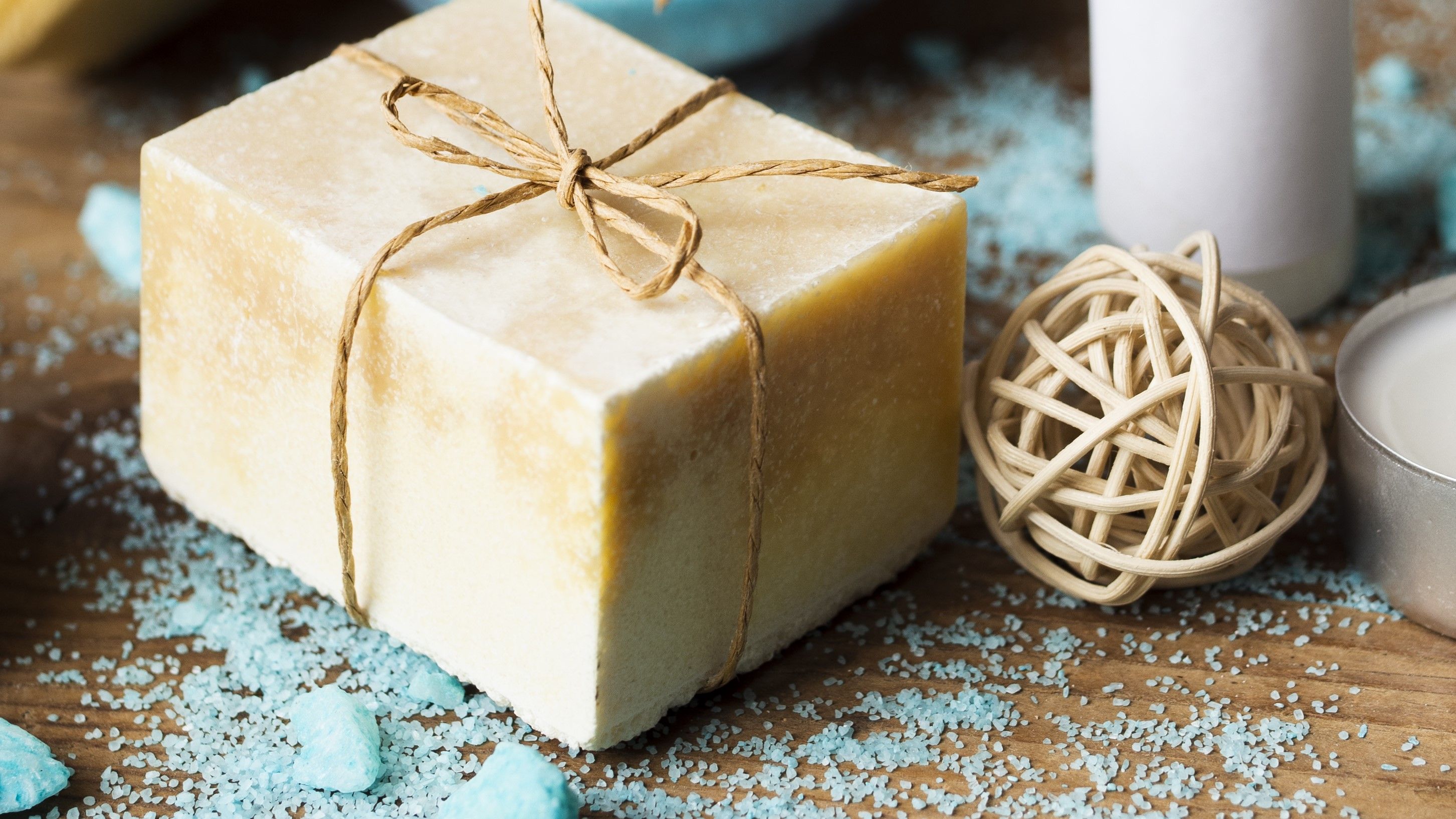 image d'un savon mis en scène avec quelques décorations