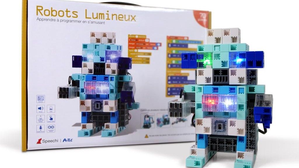robot en cube Speechi devant sa boîte